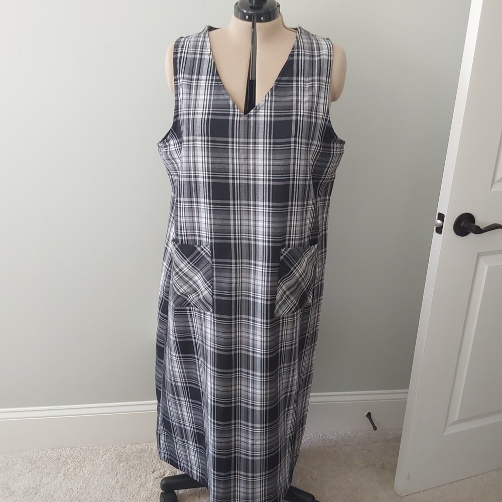 LAST CHANCE! Black/grey/white plaid jumper, anklelngth,2 patch pockets.Bust~50"
